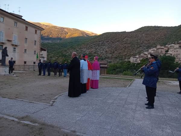 A Scanno il Pontificale del Card. Angelo Bagnasco e la processione aux flambeaux hanno festeggiato solennemente San Francesco