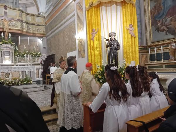 A Scanno il Pontificale del Card. Angelo Bagnasco e la processione aux flambeaux hanno festeggiato solennemente San Francesco