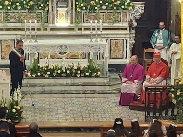 A Scanno il Pontificale del Card. Angelo Bagnasco e la processione aux flambeaux hanno festeggiato solennemente San Francesco