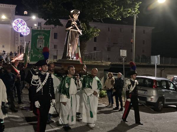 A Scanno il Pontificale del Card. Angelo Bagnasco e la processione aux flambeaux hanno festeggiato solennemente San Francesco