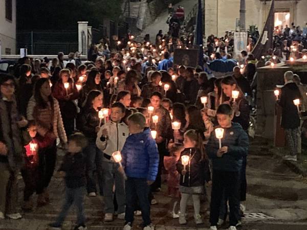 A Scanno il Pontificale del Card. Angelo Bagnasco e la processione aux flambeaux hanno festeggiato solennemente San Francesco