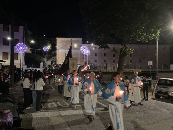 A Scanno il Pontificale del Card. Angelo Bagnasco e la processione aux flambeaux hanno festeggiato solennemente San Francesco