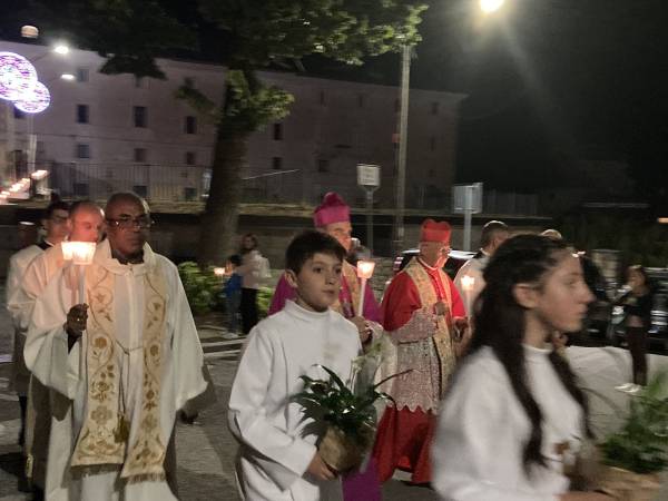 A Scanno il Pontificale del Card. Angelo Bagnasco e la processione aux flambeaux hanno festeggiato solennemente San Francesco