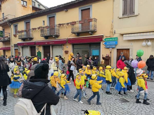 Festa di Carnevale a Scanno con grande partecipazione di bambini e adulti 