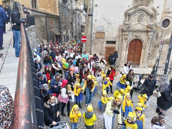 Festa di Carnevale a Scanno con grande partecipazione di bambini e adulti