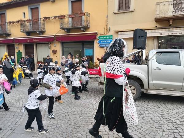 Festa di Carnevale a Scanno con grande partecipazione di bambini e adulti