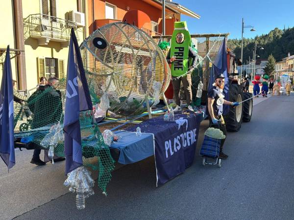 Al Carnevale di Bussi sul Tirino, un carro allegorico “Plastic Free”