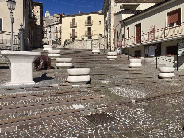 LA BELLA SCALINATA ANNULLATA DA GRANDI VASI INOPPORTUNI