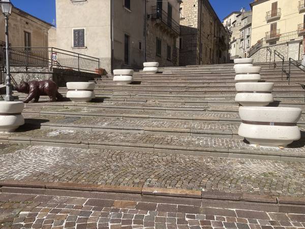 LA BELLA SCALINATA ANNULLATA DA GRANDI VASI INOPPORTUNI