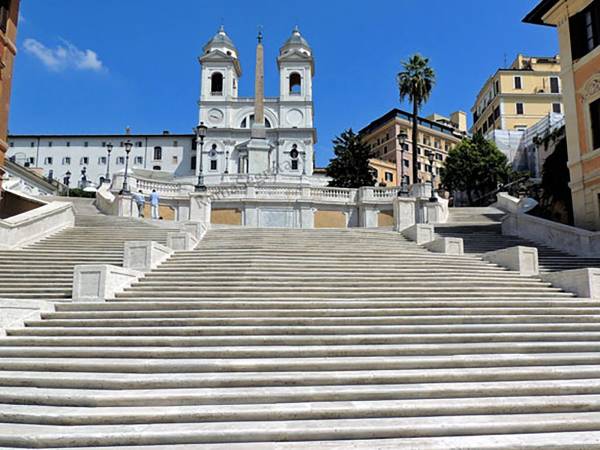LA BELLA SCALINATA ANNULLATA DA GRANDI VASI INOPPORTUNI