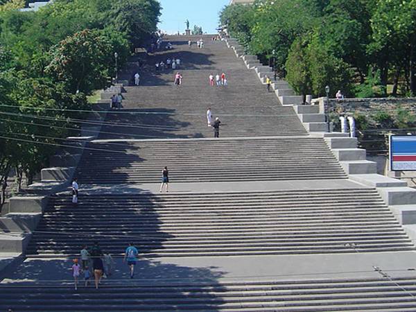 LA BELLA SCALINATA ANNULLATA DA GRANDI VASI INOPPORTUNI