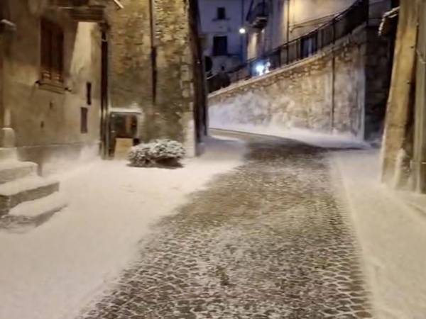 Scanno si prepara ad accogliere il set cinematografico<br>È arrivata già la neve artificiale