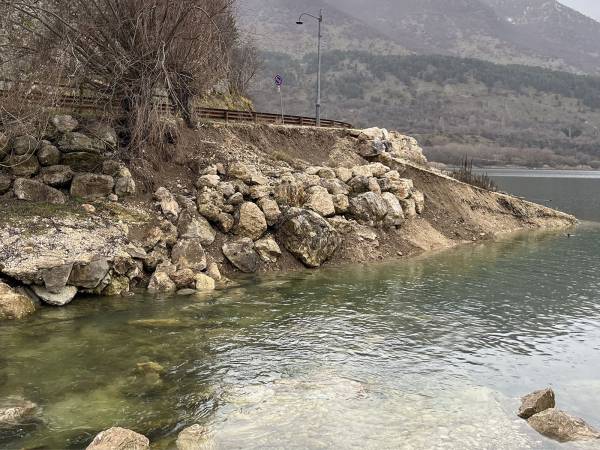 La frana alla Foce del Fume Tasso ha fatto il suo naturale percorso