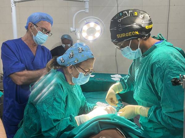 Solidarietà in scena a Pescara: il tributo a De André sostiene le missioni chirurgiche della Fondazione Ada Manes