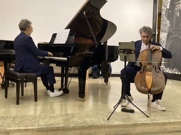 “PiCello Bros” in concerto a Scanno con “Specchi deformanti”