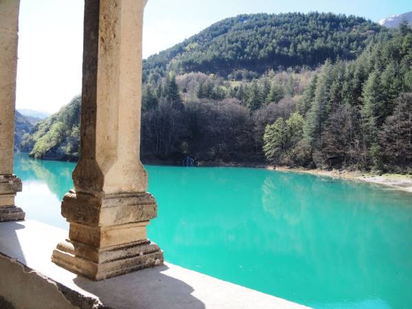 Il colore turchese del bel lago di San Domenico
