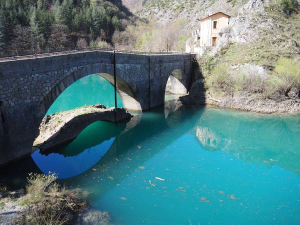 Il colore turchese del bel lago di San Domenico