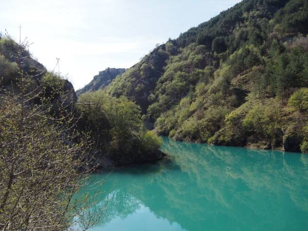Il colore turchese del bel lago di San Domenico