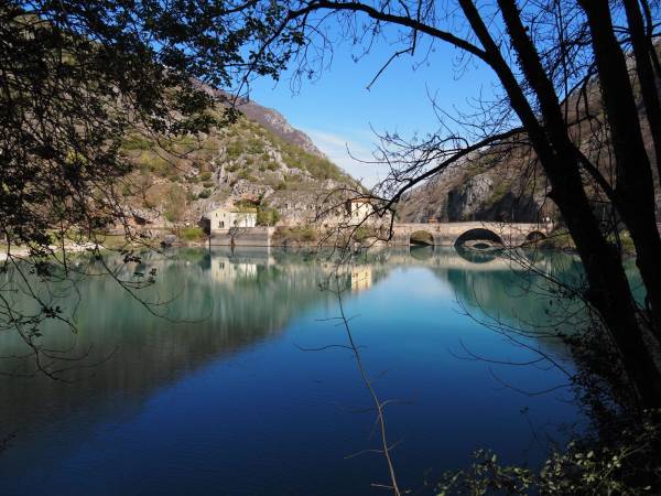 Il colore turchese del bel lago di San Domenico