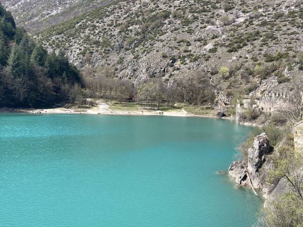 Il colore turchese del bel lago di San Domenico