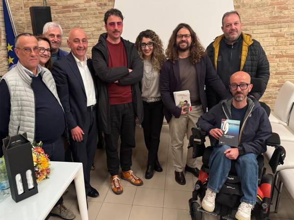 Cultour Moscufo dona le opere del Premio Strega Mario Desiati alla biblioteca comunale