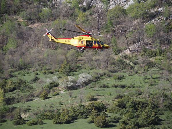 Ciclista settantenne cade dalla bici per malore lungo la S.R. 479 nei pressi delle “Fonticelle” di Villalago