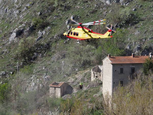 Ciclista settantenne cade dalla bici per malore lungo la S.R. 479 nei pressi delle “Fonticelle” di Villalago