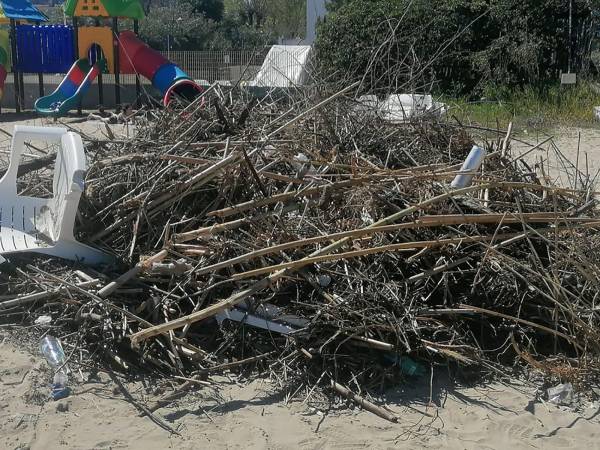 Via libera del Comune alla pulizia della spiaggia dopo le mareggiate