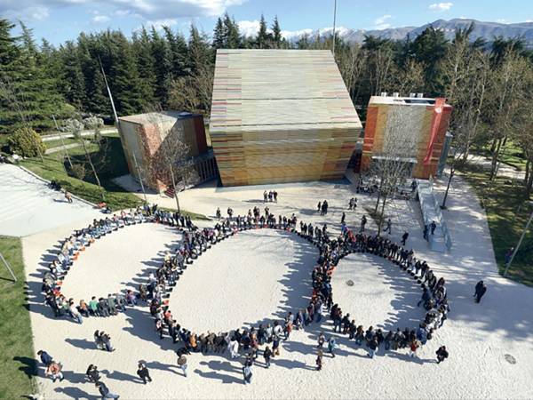 Cittadellarte trasforma L'Aquila in un laboratorio di demopraxia  e rigenerazione sociale attraverso il simbolo del Terzo Paradiso