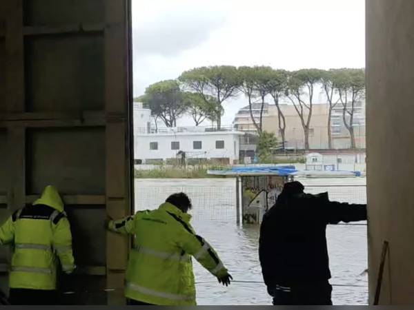 Fiume Pescara esondato, chiusa la porta sulla golena sud tra l'Auditorium Petruzzi e il Caffè Letterario