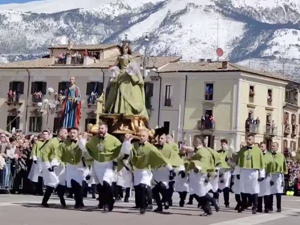 La Madonna che scappa in piazza per incontrare il figlio risorto