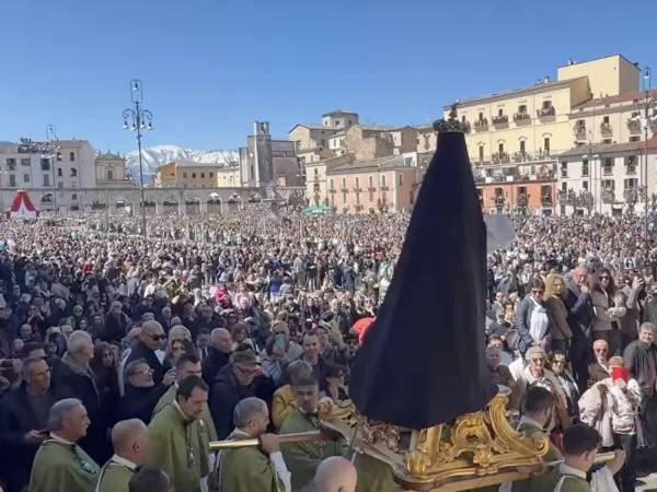 La Madonna che scappa in piazza per incontrare il figlio risorto