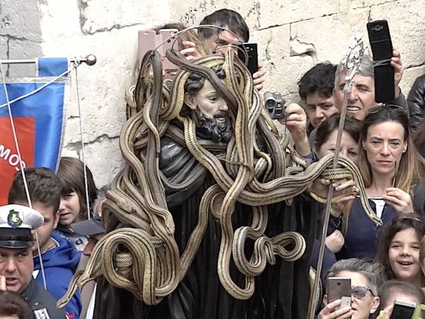 OGGI FESTA DI SAN DOMENICO ABATE A COCULLO CON IL RITO DEI SERPARI