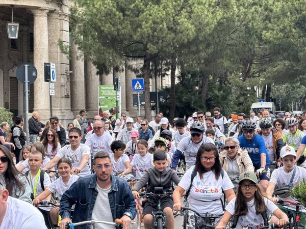 La pioggia non ferma Bicincittà, tante famiglie sulle due ruote insieme al Comune, alla Uisp e all'Università