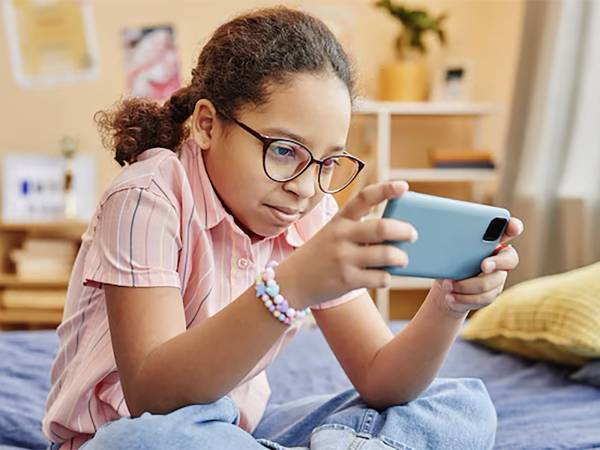"Ci vuole un villaggio": in Irlanda i bambini crescono senza smartphone grazie a un patto tra tutti gli adulti