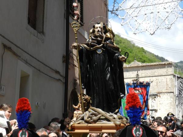 CON COCULLO <br>TUTTA LA VALLE IN FESTA