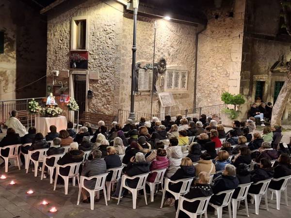 La Madonnina del Lago nella sua peregrinazione serale<br>Si è fermata alla Piazza Vecchia di Scanno