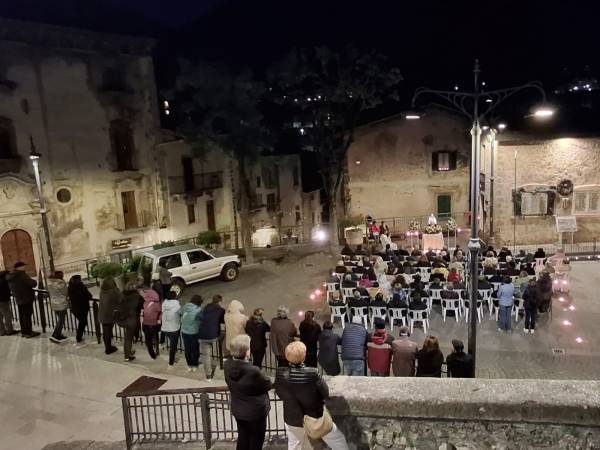 La Madonnina del Lago nella sua peregrinazione serale Si è fermata alla Piazza Vecchia di Scanno