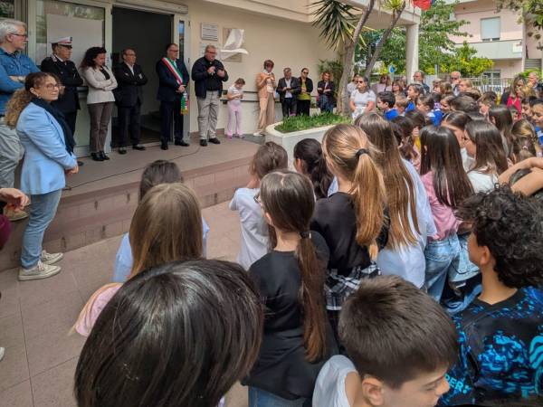Montesilvano, la scuola di via Tordino omaggia don Bruno Cicconetti: scoperta una targa per il “Parroco del Sorriso”