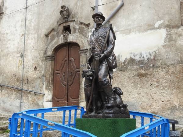 LA STATUA DEL PASTORE E IL “TERZO PARADISO”