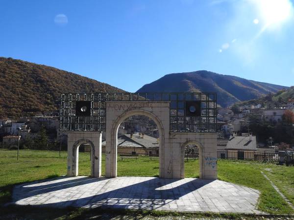 LA STATUA DEL PASTORE E IL “TERZO PARADISO”
