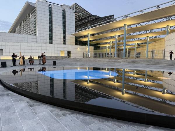 La Fontana di Ettore Spalletti inaugurata a Pescara davanti al Palazzo di Giustizia.