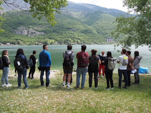 Con il prof. Enrico Miccadei lezione “a cielo aperto” al Lago di Scanno