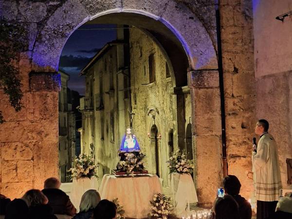 Alla “Porta della Croce” il primo appuntamento a Scanno della “Peregrinatio Mariae”