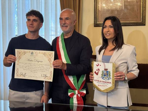 Matteo Dagasso premiato in Comune da Masci e Martelli: "La città è fiera di te"