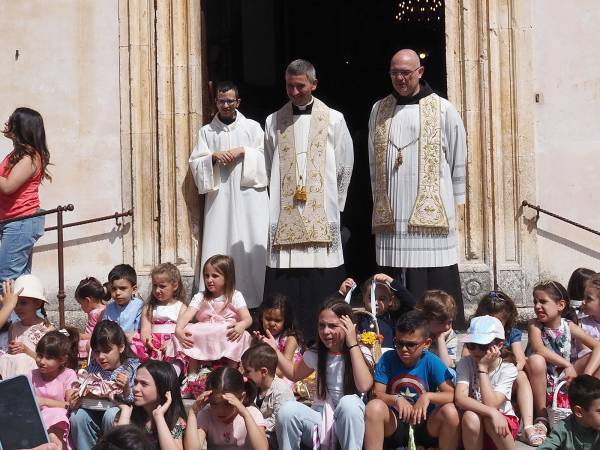 Dopo i muli e i cavalli, i bambini con i cestini di pagnottelle e i mezzi agricoli con travi di legno
