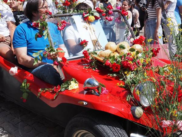 Dopo i muli e i cavalli, i bambini con i cestini di pagnottelle e i mezzi agricoli con travi di legno