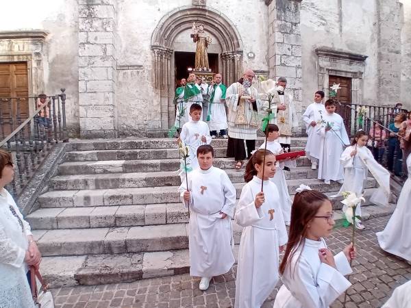 Dopo i muli e i cavalli, i bambini con i cestini di pagnottelle e i mezzi agricoli con travi di legno