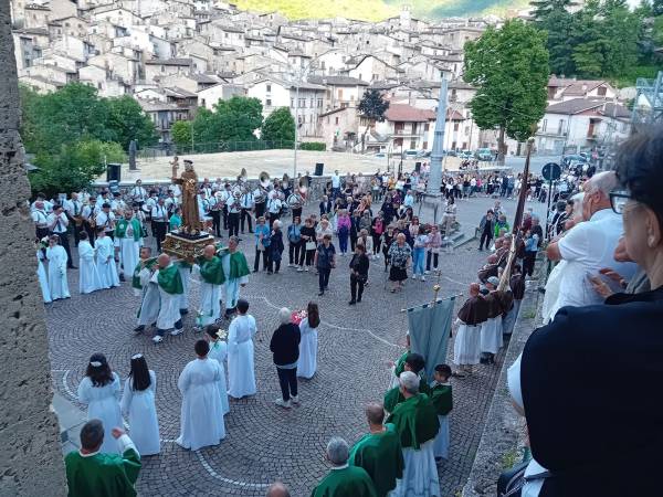 Dopo i muli e i cavalli, i bambini con i cestini di pagnottelle e i mezzi agricoli con travi di legno