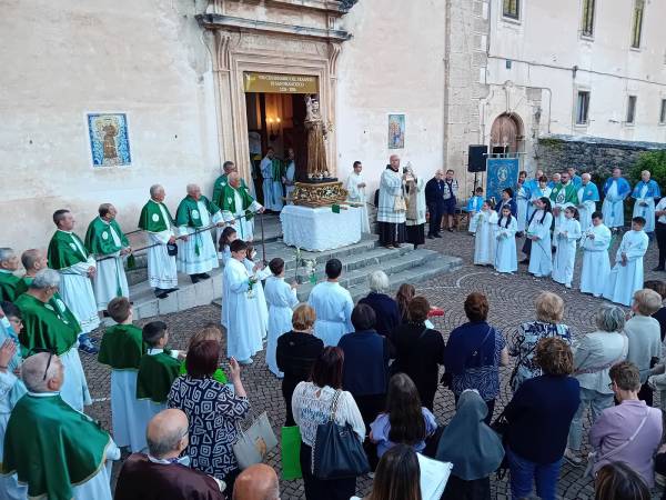 Dopo i muli e i cavalli, i bambini con i cestini di pagnottelle e i mezzi agricoli con travi di legno